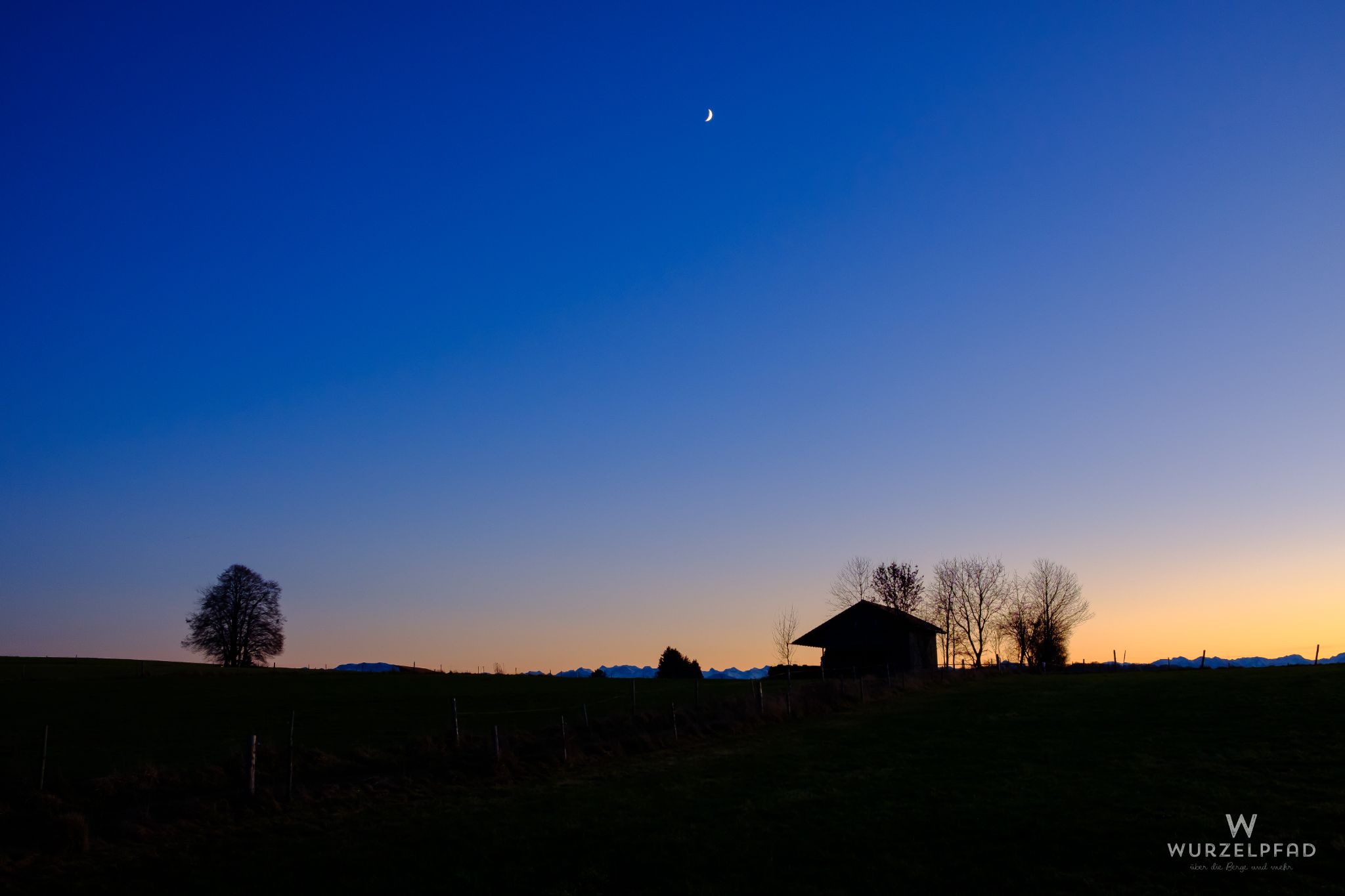 Abendsilhouette mit Mondsichel